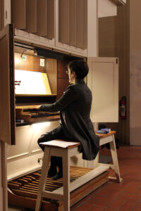 An der Schuke-Orgel in der Nikodemuskirche Berlin, 2020