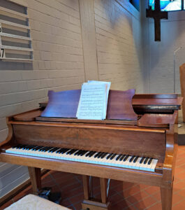 Klavier in der Dietrich-Bonhoeffer-Kirche, Köln
