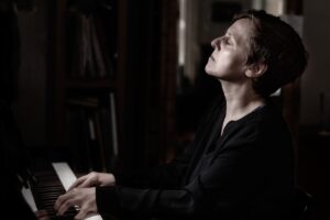 Felicitas Eickelberg, Solo, am Piano. Foto: David Beecroft